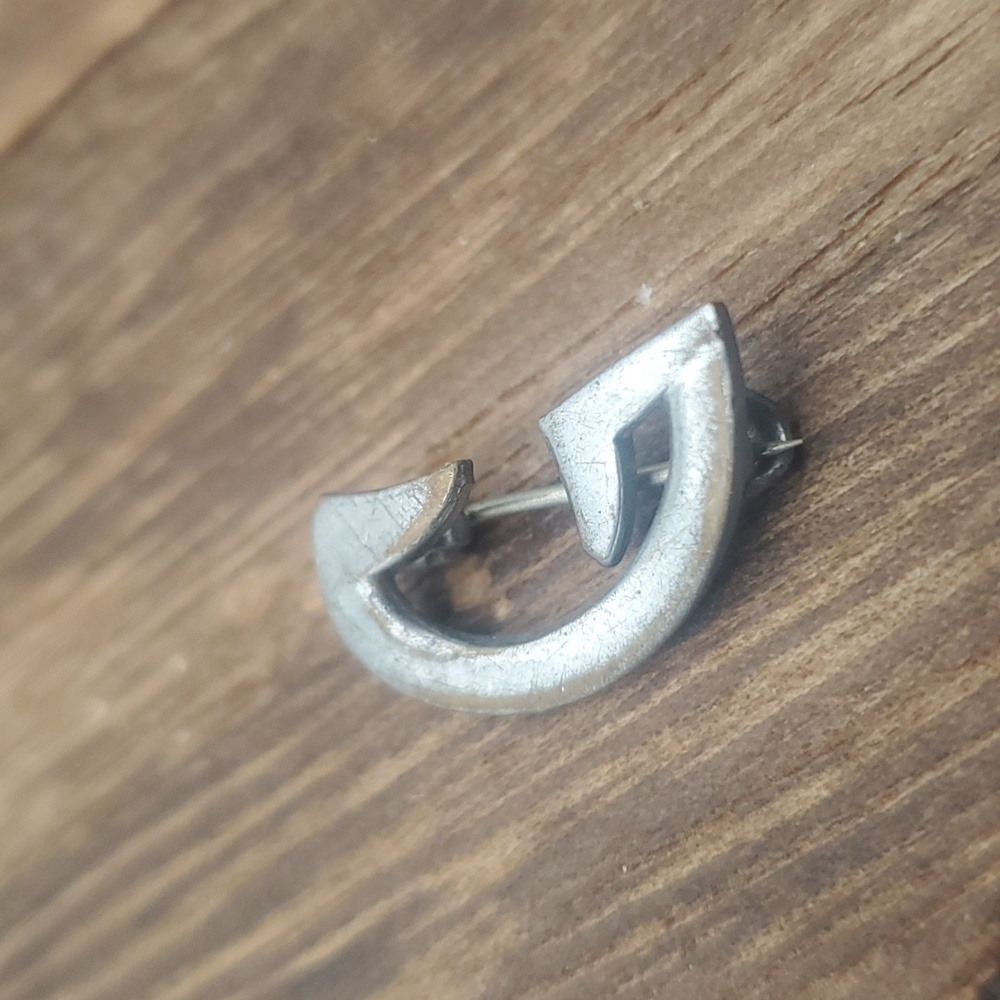 B642‎ initial G pin brooch